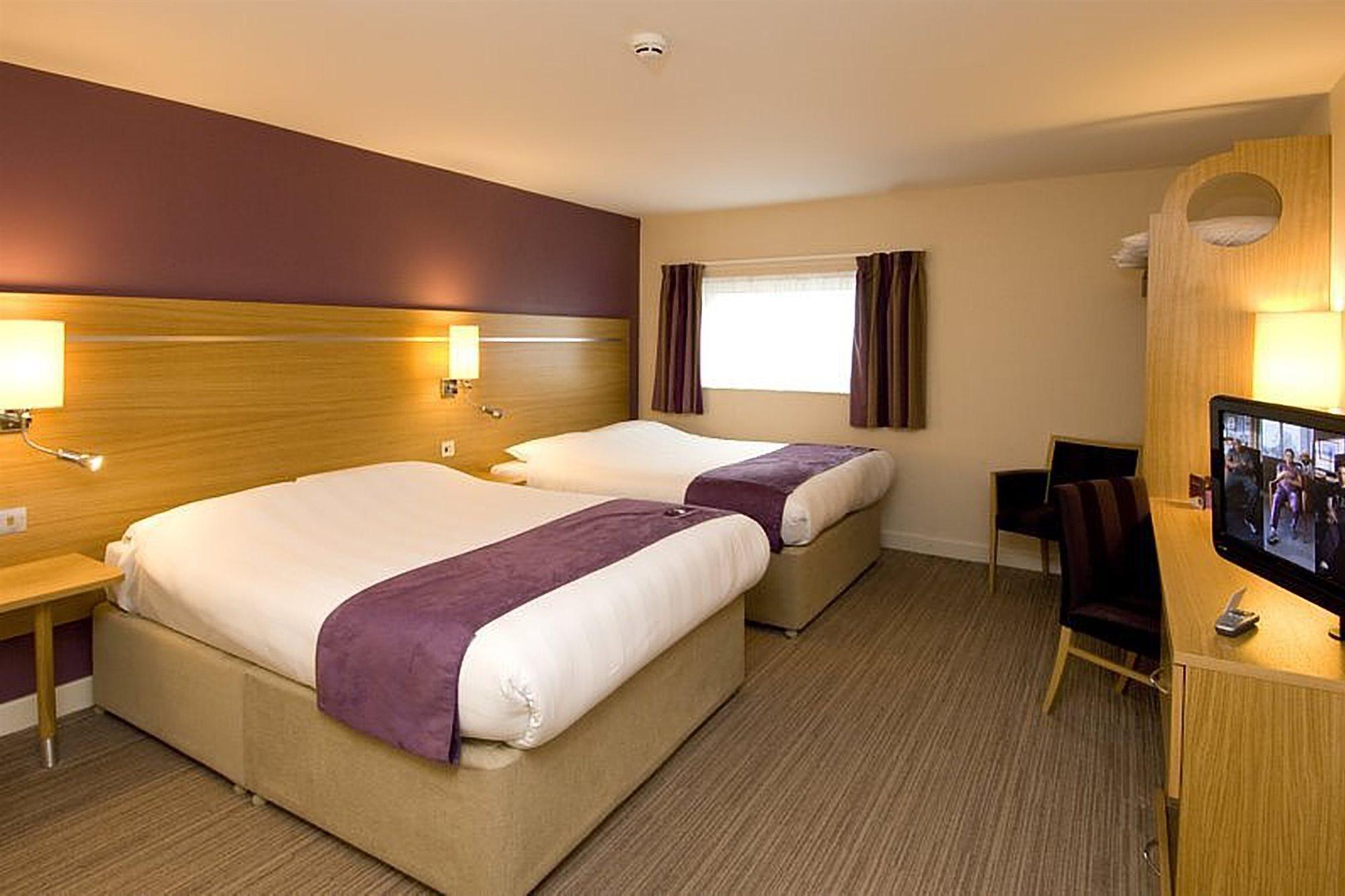 Premier Inn Manchester Airport Runger Lane North Hale  Exterior foto