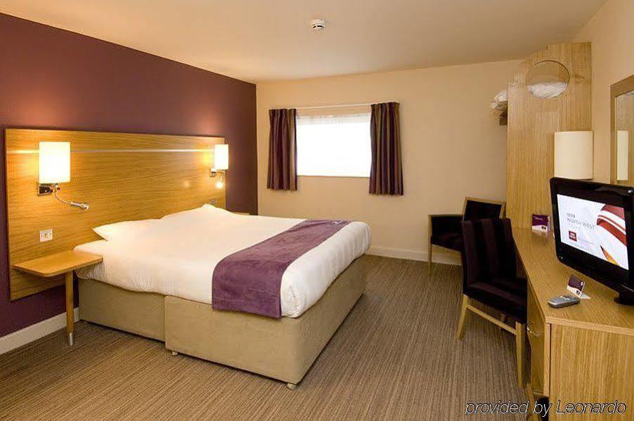 Premier Inn Manchester Airport Runger Lane North Hale  Exterior foto